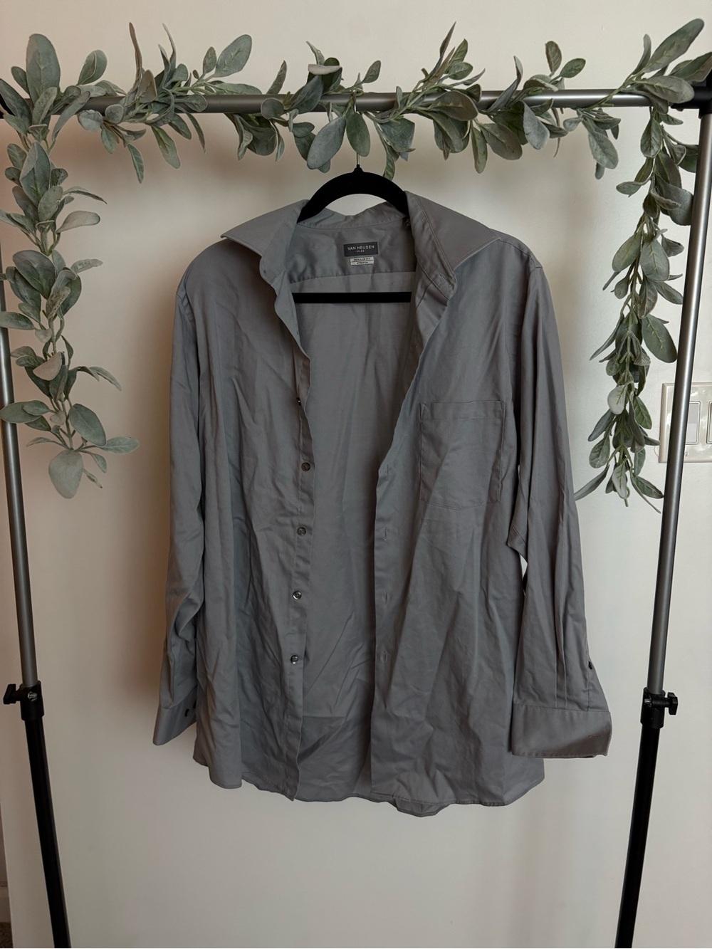 Van Heusen Shirt - Picture 2 of 4